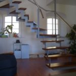gbia004 Freihängende Treppe aus Stahl, Treppenstufen aus Eiche, Edelstahlgeländer - Innenanlagen